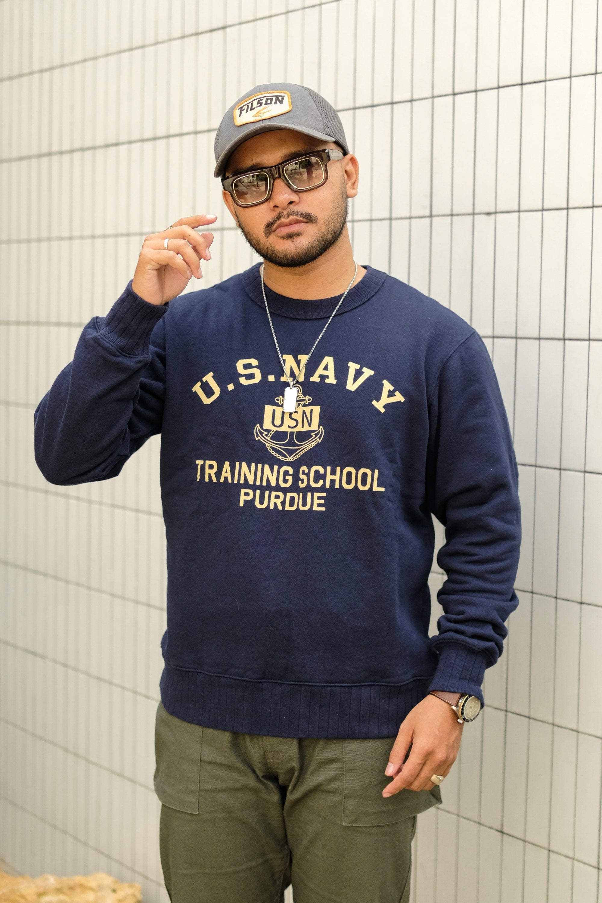 American sweatshirt navy with model Comfysocks
