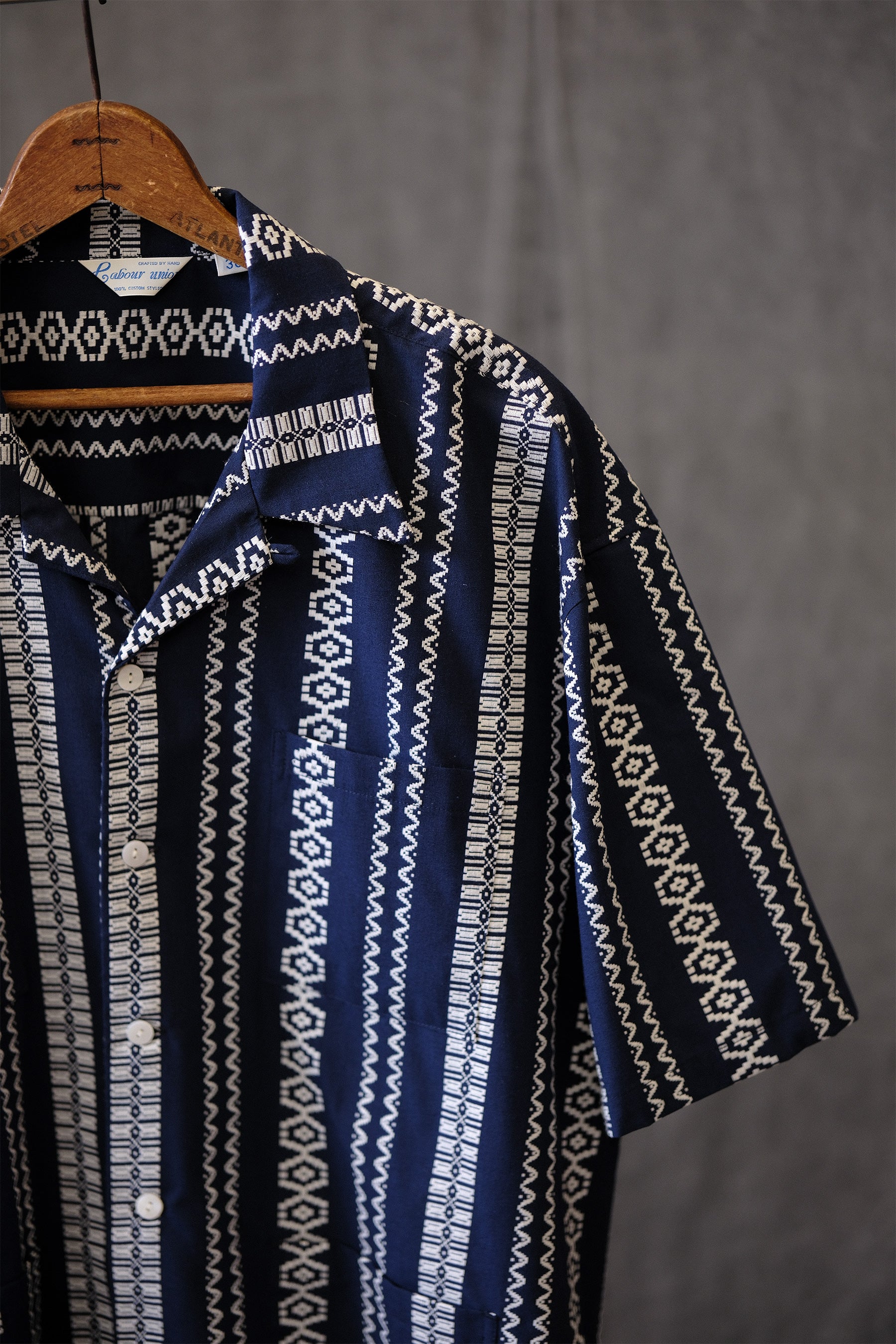 Camicia con colletto cubano in jacquard blu navy – Top estivo da uomo in cotone e lino