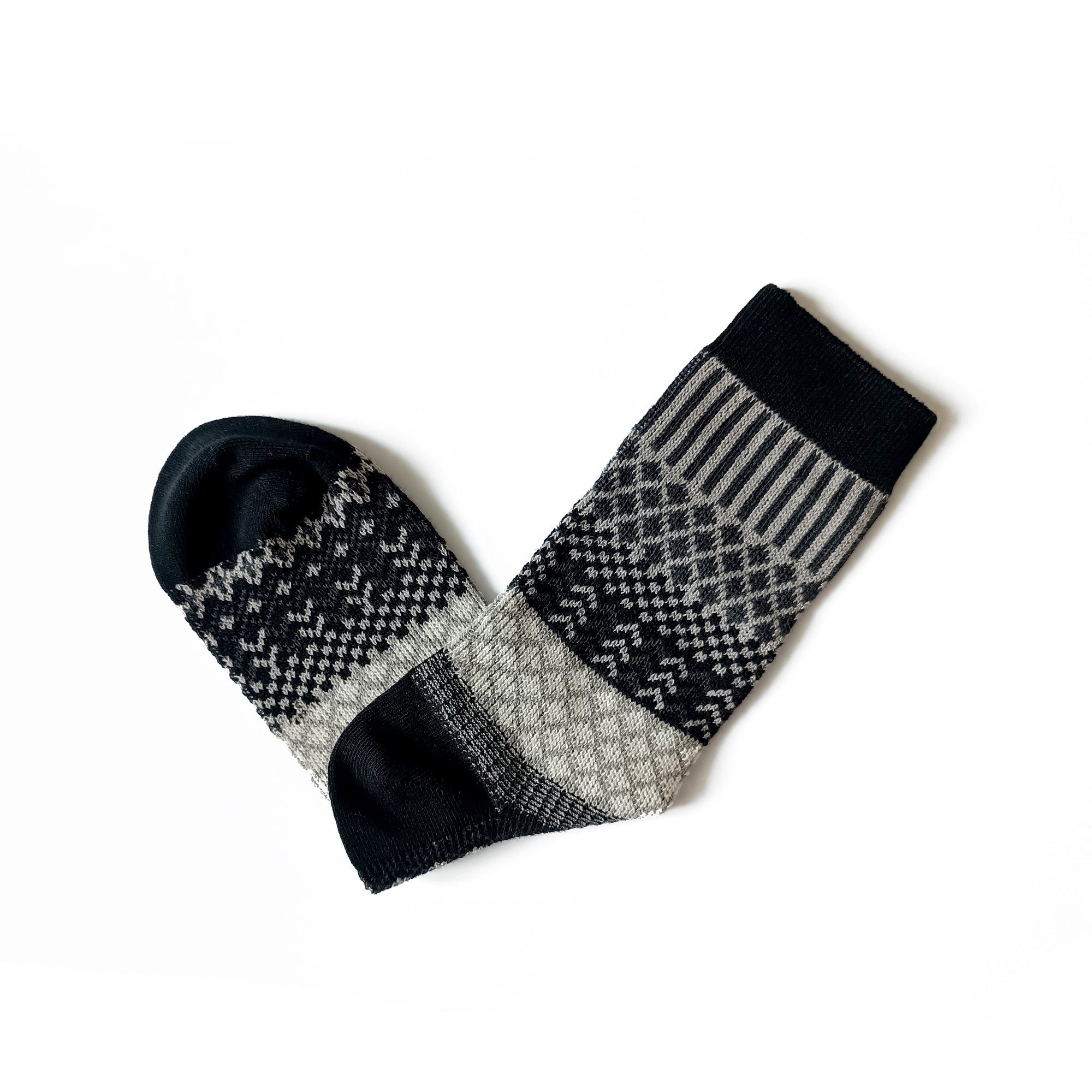 koi-black-and-white-pattern-sock-Comfysocks