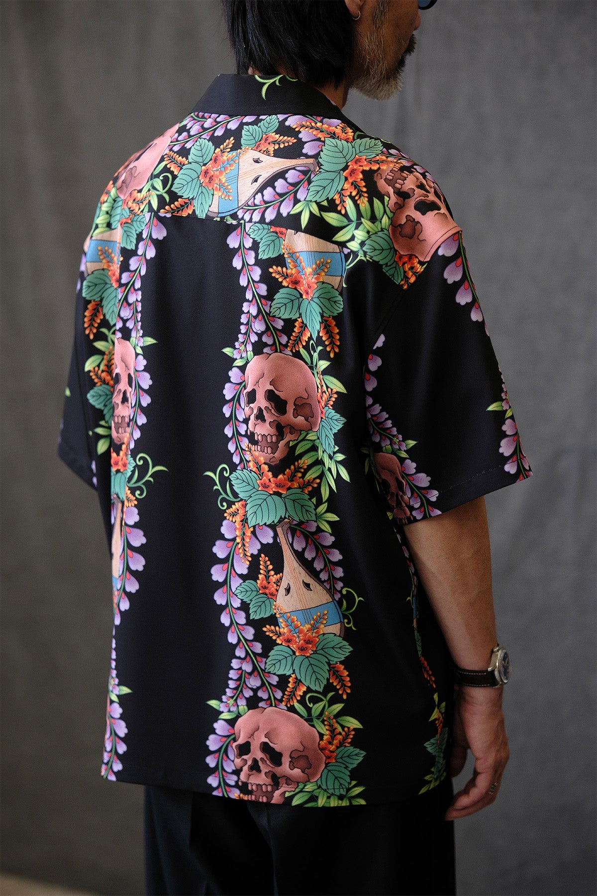 Camicia Aloha con stampa teschio retrò: audace, ariosa e totalmente estiva