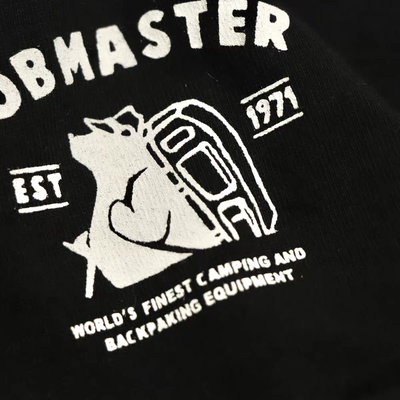 Maglietta grafica ricamata "Trekking Tools" di Cobmaster | Maglietta da esterno ad asciugatura rapida