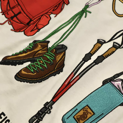 Maglietta grafica ricamata "Trekking Tools" di Cobmaster | Maglietta da esterno ad asciugatura rapida