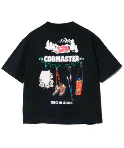 Maglietta grafica ricamata "Trekking Tools" di Cobmaster | Maglietta da esterno ad asciugatura rapida