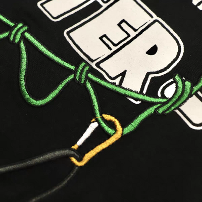 Maglietta grafica ricamata "Trekking Tools" di Cobmaster | Maglietta da esterno ad asciugatura rapida