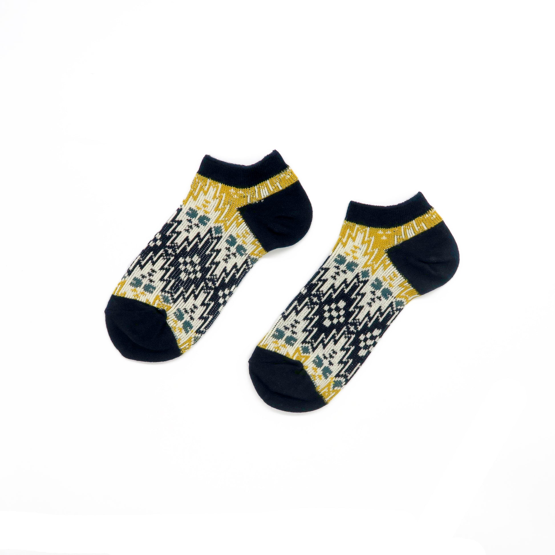 Maze pattern black and yellow color low sock